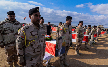Iraccy żołnierze na pogrzebie ofiar tzw. Państwa Islamskiego
