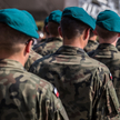 Sondaż: Żołnierzy w koszarach na razie wystarczy