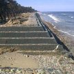 Na Wybrzeżu mnożą się rozmaite urządzenia i konstrukcje, które mają zabezpieczać przed naporem Bałty