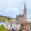 Katedra i kolorowe domy w Cobh w Irlandii.