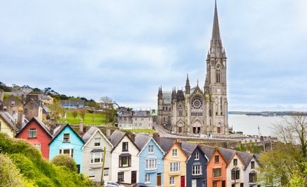 Katedra i kolorowe domy w Cobh w Irlandii.