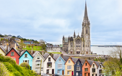 Katedra i kolorowe domy w Cobh w Irlandii.