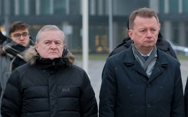 Immunitetowy kłopot liderów PiS. Piotr Gliński i Mariusz Błaszczak odpowiedzą za spot dotyczący migrantów?