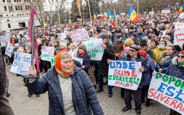 W Kiszyniowie co niedziela odbywają się antyrządowe protesty. Na zdjęciu manifestacja zorganizowana 