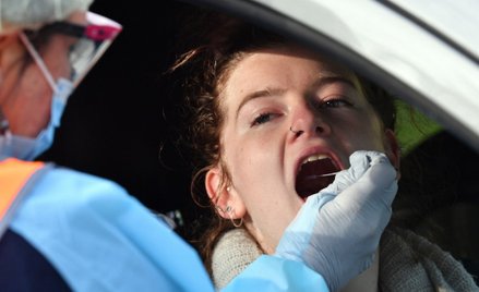 Epidemia w Polsce: Utrzymuje się liczba nowych zakażeń. Zmarło sześć osób