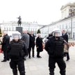 Policjanci przed Pałacem Prezydenckim. Z tyłu Jarosław Kaczyński i część polityków PiS