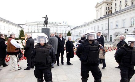 Policjanci przed Pałacem Prezydenckim. Z tyłu Jarosław Kaczyński i część polityków PiS