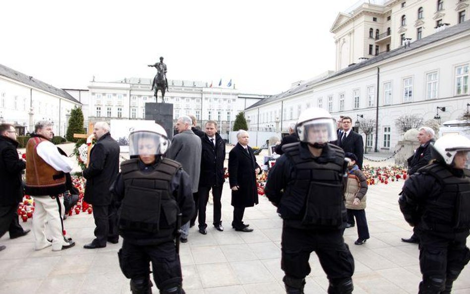 Policjanci przed Pałacem Prezydenckim. Z tyłu Jarosław Kaczyński i część polityków PiS