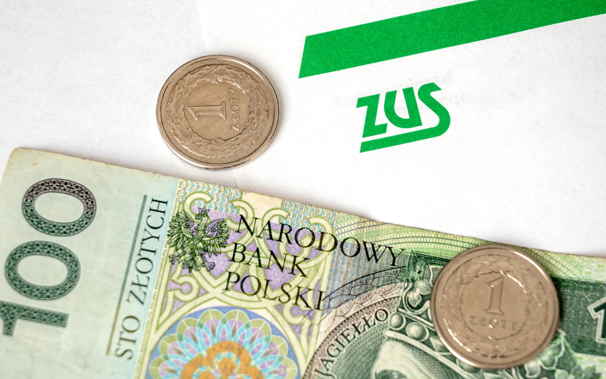 ZUS wysyła ważne pisma do seniorów. W środku dwie decyzje o świadczeniach