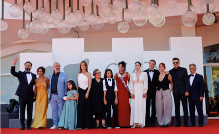 Agniueszka Holland ze swoją ekipą  po premierze filmu „Zielona granica” na festiwalu w Wenecji