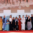 Agniueszka Holland ze swoją ekipą  po premierze filmu „Zielona granica” na festiwalu w Wenecji