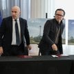Minister aktywów państwowych Wojciech Balczun (C), prezes Polskiej Grupy Zbrojeniowej Adam Leszkiewi