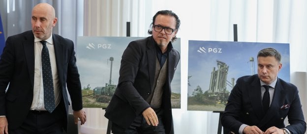 Minister aktywów państwowych Wojciech Balczun (C), prezes Polskiej Grupy Zbrojeniowej Adam Leszkiewi