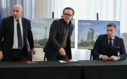 Minister aktywów państwowych Wojciech Balczun (C), prezes Polskiej Grupy Zbrojeniowej Adam Leszkiewi
