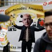 Niemieccy związkowcy i pracownicy Amazon "witają" Jeffa Bezosa w Niemczech