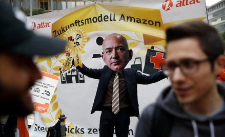 Niemieccy związkowcy i pracownicy Amazon "witają" Jeffa Bezosa w Niemczech