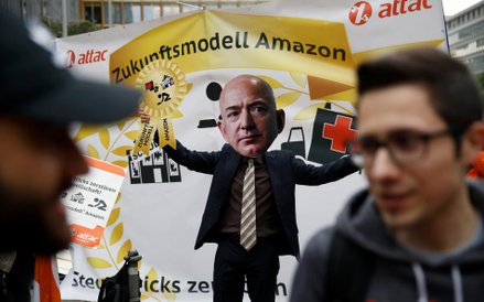 Niemieccy związkowcy i pracownicy Amazon "witają" Jeffa Bezosa w Niemczech