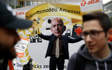 Niemieccy związkowcy i pracownicy Amazon "witają" Jeffa Bezosa w Niemczech