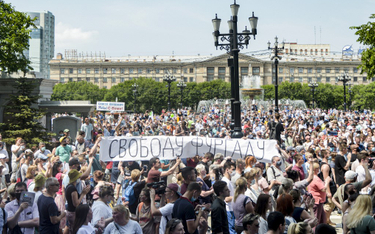 Rosja: Wielotysięczny tłum w obronie zatrzymanego gubernatora