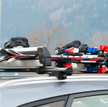 Ferie 2020: Są sposoby, by prywatnym autem przewieźć narty i snowboard