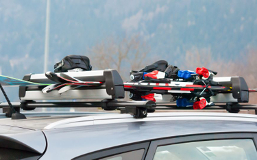 Ferie 2020: Są sposoby, by prywatnym autem przewieźć narty i snowboard