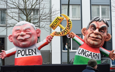 Karnawał w Dusseldorfie: Kaczyński z sierpem i Orban z młotem