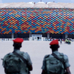 Żołnierze  przed   stadionem   w stolicy   Kamerunu   Jaunde na   dwa dni przed   rozpoczęciem   mis