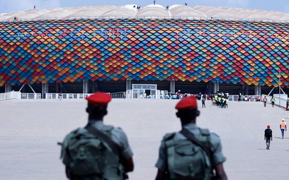 Żołnierze  przed   stadionem   w stolicy   Kamerunu   Jaunde na   dwa dni przed   rozpoczęciem   mis