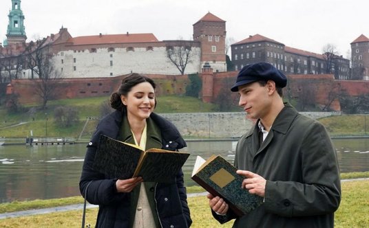 Adrianna Chlebicka jako Halina Kro´likiewiczo´wna i Jo´zef Pawłowski jako Karol Wojtyła