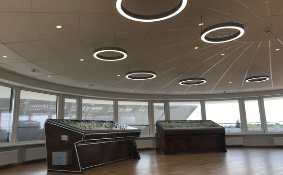 Wnętrze nastwni budzi skojarzenia związane w mostkiem wielkiego statku pasażerskiego lub futurystycz