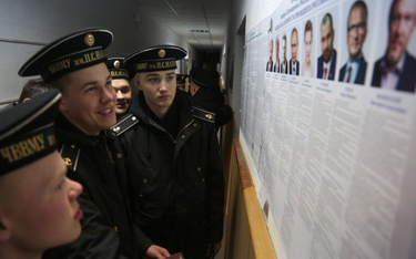 Kadeci w bazie wojskowej w Sewastopolu radośnie głosują na Putina.