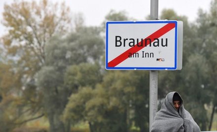 Uchodźca oczekujący po stronie austriackiej na przejście granicznej rzeki Inn