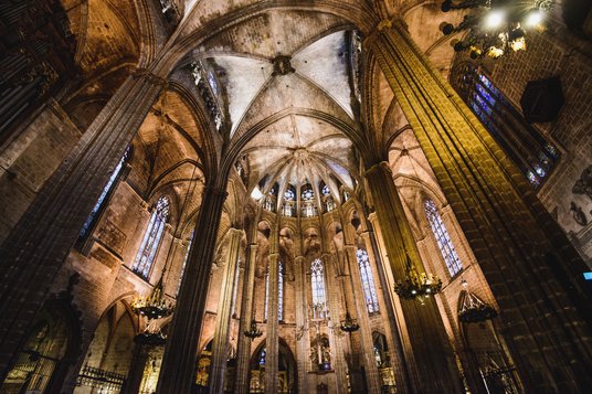 Fragment wnętrza katedry pod wezwaniem Krzyża Świętego i św. Eulalii, wznoszonej etapami w latach 12