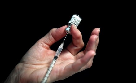 Mieszanka szczepionek AstraZeneca-Pfizer zapewnia sześć razy więcej przeciwciał