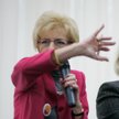 Janina Paradowska pochyla się nad Andrzejem Lepperem