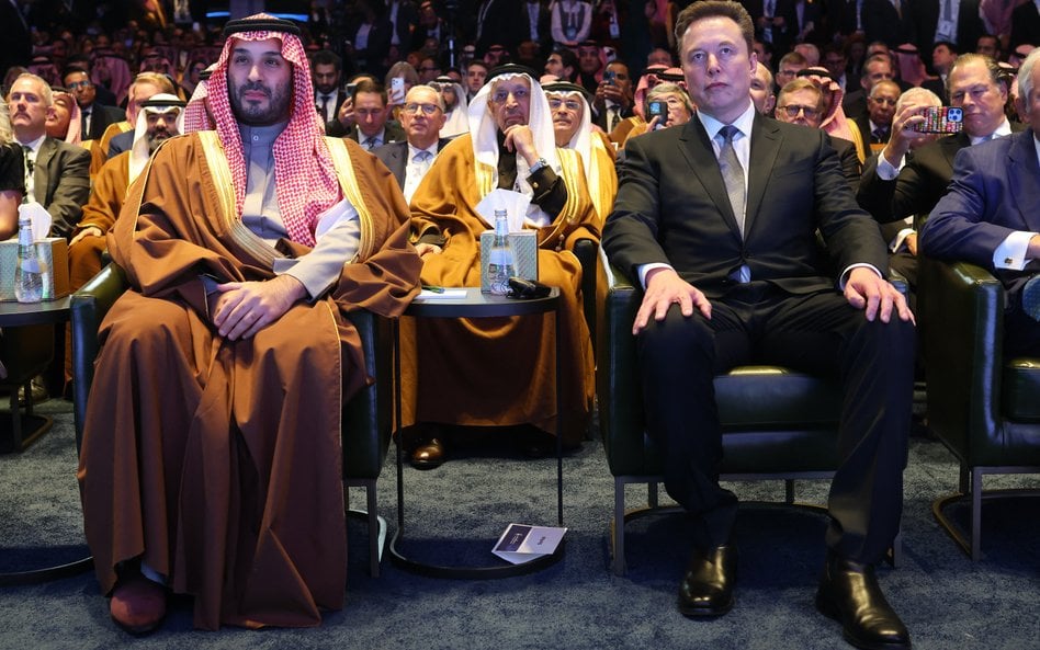Elon Musk i następ tronu i premier Arabii Saudyjskiej, Mohammed bin Salman, podczas przemówienia Don