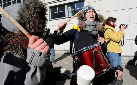 Protesty przeciwników spotkania w Petersburgu