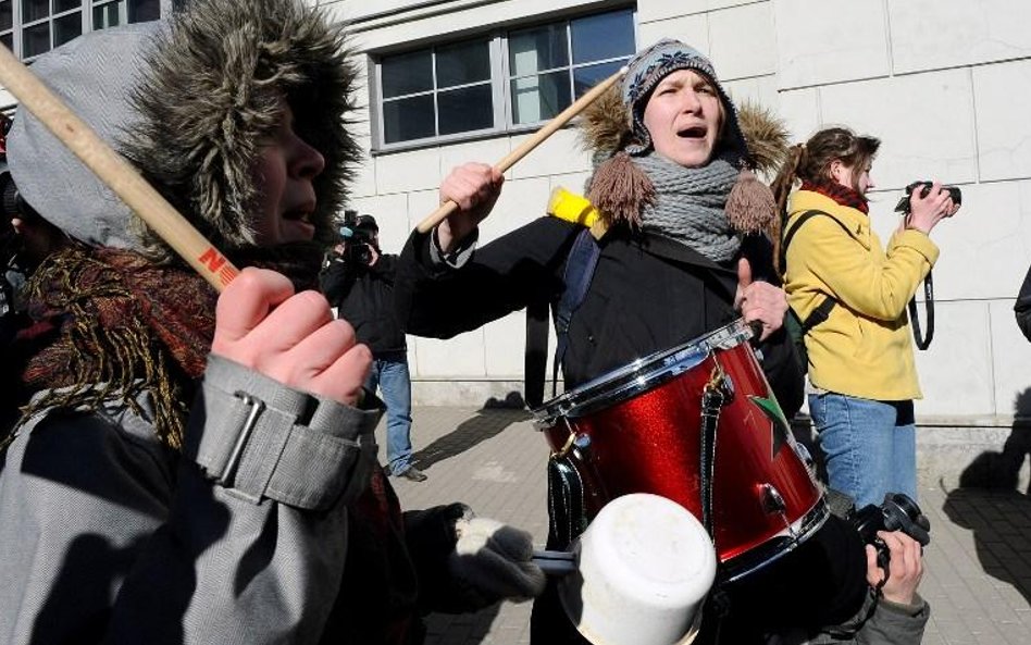 Protesty przeciwników spotkania w Petersburgu