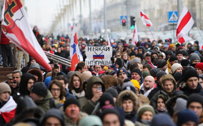Protest w Mińsku: "Niech żyje Białoruś" i porwany portret Putina