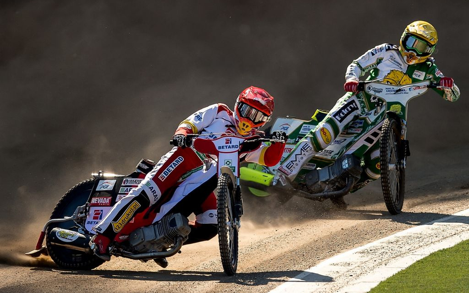 Maciej Janowski (kask czerwony) w sobotę zajął trzecie miejsce w Grand Prix Łotwy. W niedzielę popro