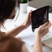 Pracownicy szykują się do zaciskania pasa. Czują się ubożsi niż na początku roku