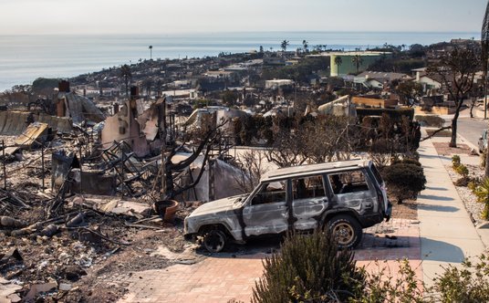 Spalone domy w dzielnicy Pacific Palisades w Los Angeles w Kalifornii