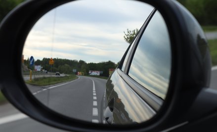 Czy skręcając w lewo trzeba patrzeć w lusterko? Sąd Najwyższy odpowiedział