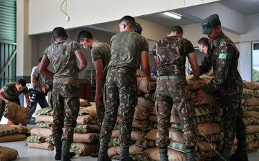 Brazylijscy żołnierze przygotowują pomoc, oczekującą na granicy z Wenezuelą