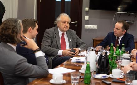 Od lewej: adwokat Zbigniew Krueger, wiceminister sprawiedliwości Sebastian Kaleta, b. prezes TK Andr