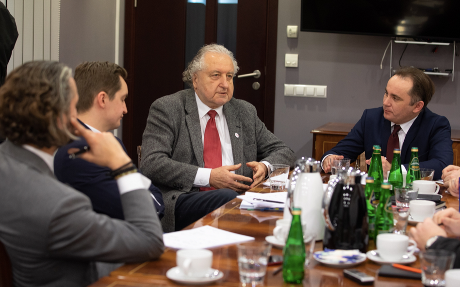 Od lewej: adwokat Zbigniew Krueger, wiceminister sprawiedliwości Sebastian Kaleta, b. prezes TK Andr