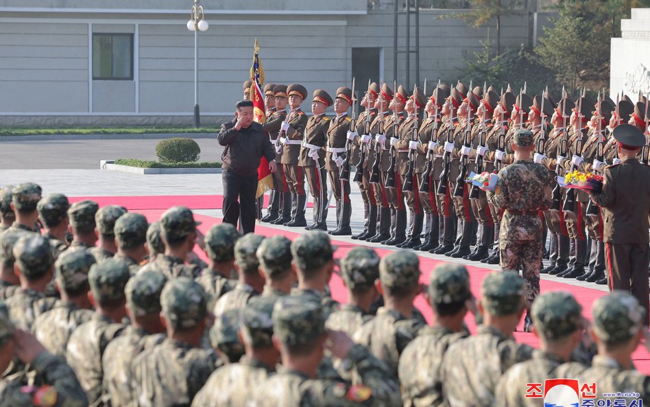 Kim Dzong Un w czasie wizyty w 2. Korpusie armii Korei Północnej