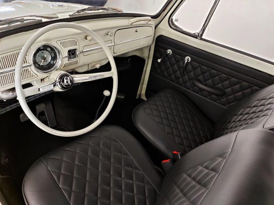 Volkswagen Garbus Lim 118 z 1963 roku wyróżnia się oryginalnym bagażnikiem dachowym oraz lusterkami 