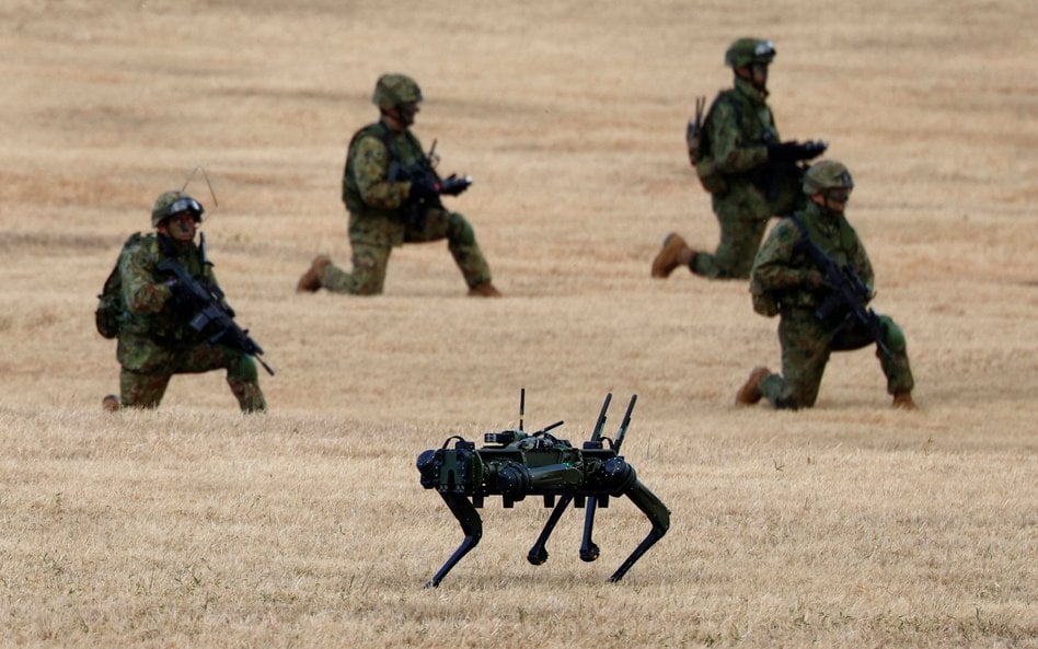 Robot wojskowy Ghost Robotics uczestniczy w szkoleniu spadochronowym 1. Brygady Powietrznodesantowej