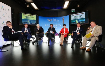 Debata na temat zmian w publicznej służbie zdrowia. Od lewej: Marcin Piasecki, moderator debaty, red